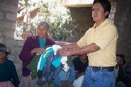 BENEFICENCIA PUBLICA ENTREGA ROPA A ANCIANOS DE HUANTA
